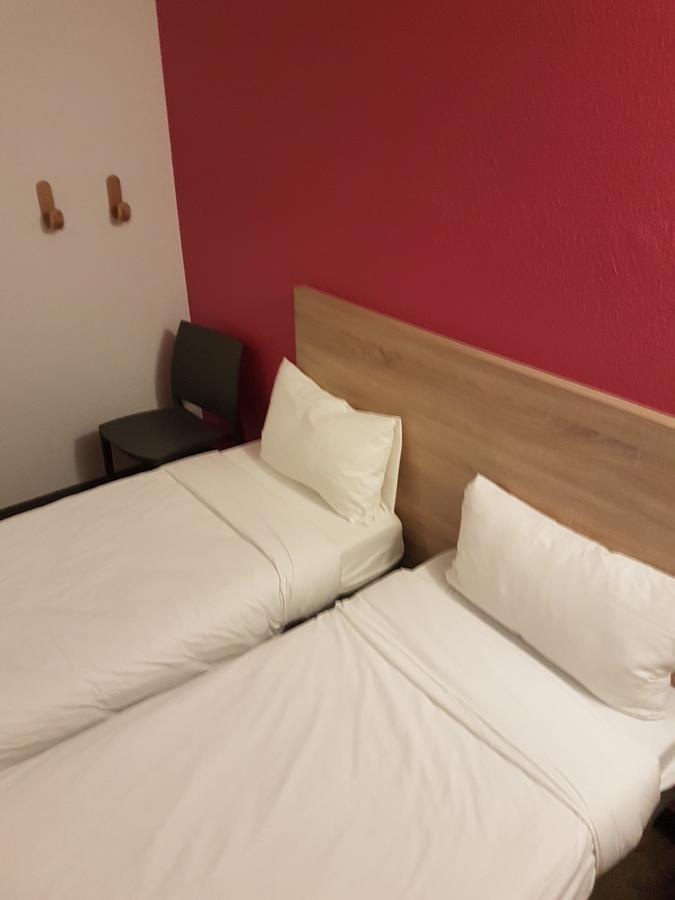 Hotelf1 Chartres Le Coudray Zewnętrze zdjęcie